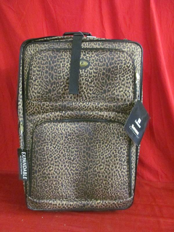 lot 200 image: Leisure Bayside collection luggage