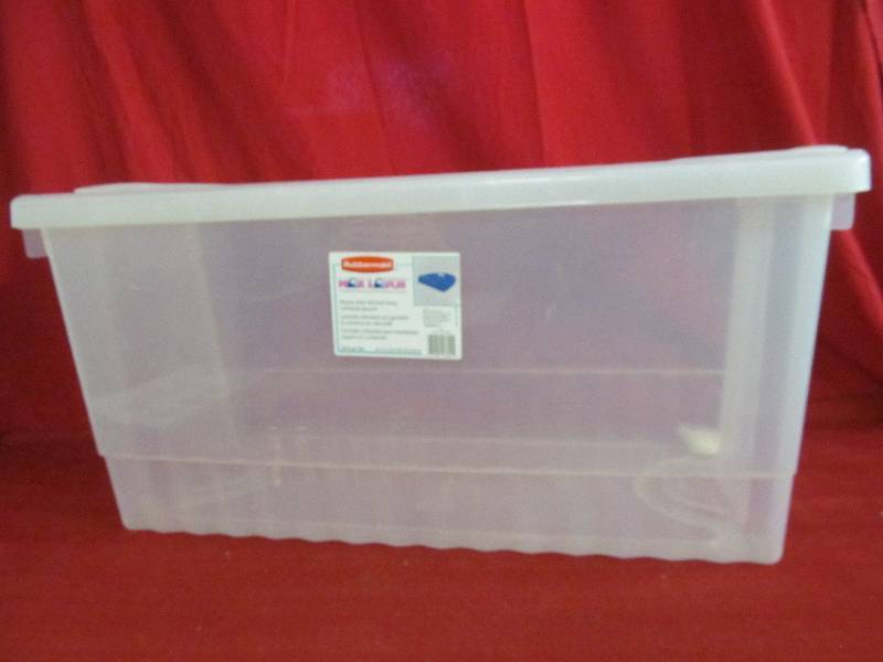 lot 202 image: Rubbermaid storage container
