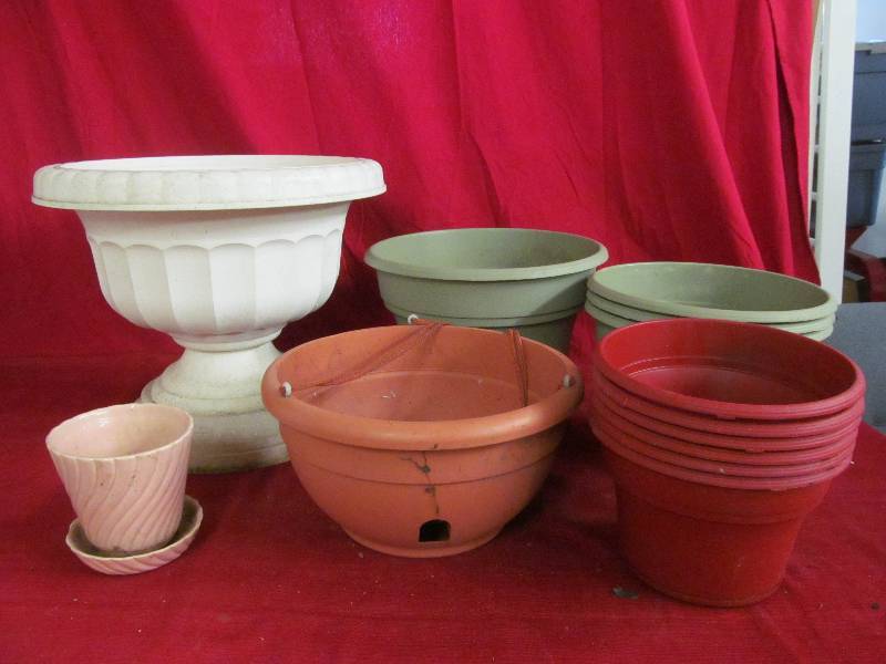 lot 209 image: flower pots