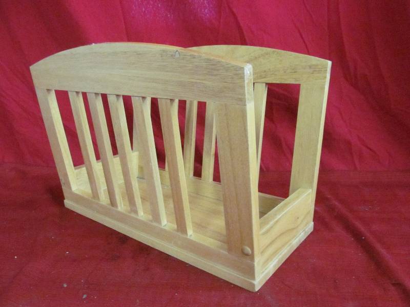 lot 212 image: magazine rack