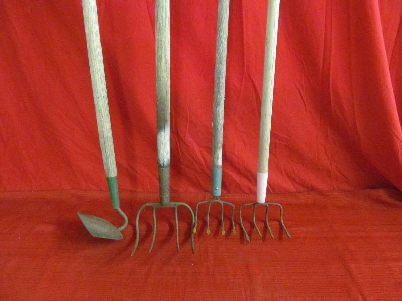 lot 223 image: garden tools