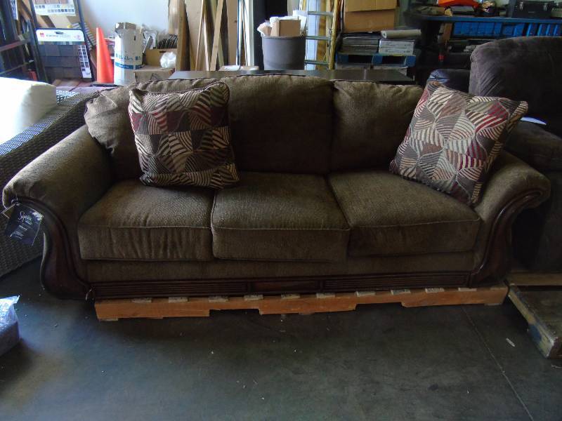 lot 59 image: shley Montgomery Mocha Sofa