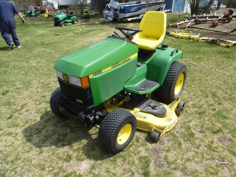 John Deere 445 Lawn Tractor