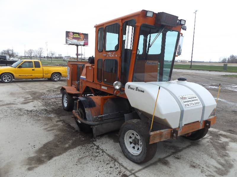 lot 278 image: 1999 Broce Broom