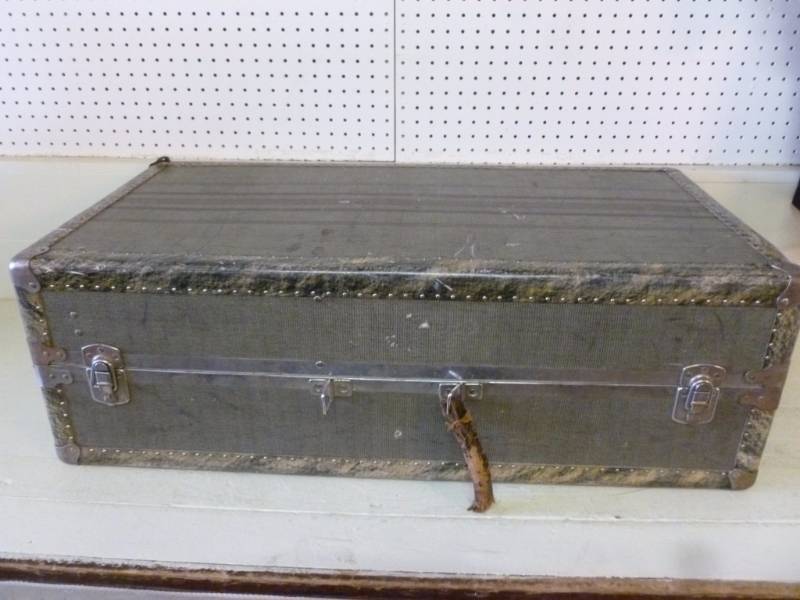 lot 6 image: Vintage Suitcase