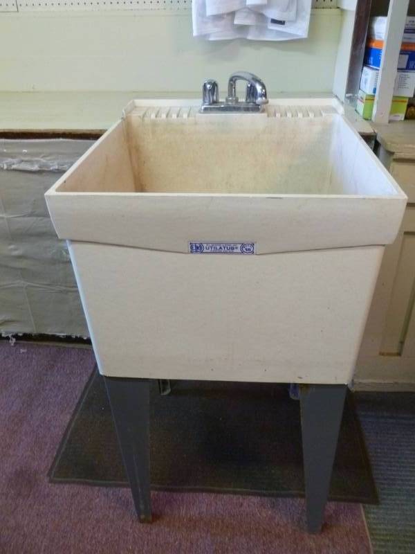 lot 7 image: Laundry Tub