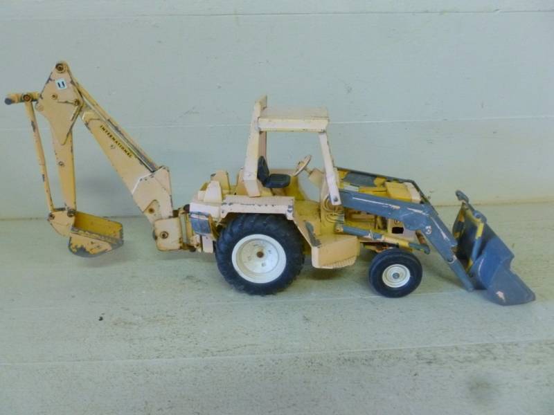 lot 16 image: Ertl