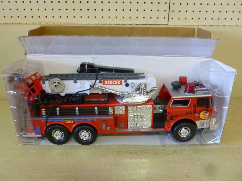 lot 17 image: Remote Control Firetruck