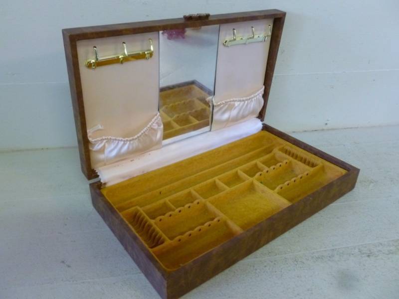 lot 28 image: Vintage Jewelry Box
