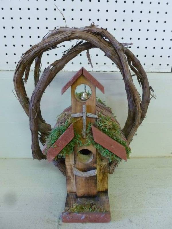 lot 33 image: Bird House