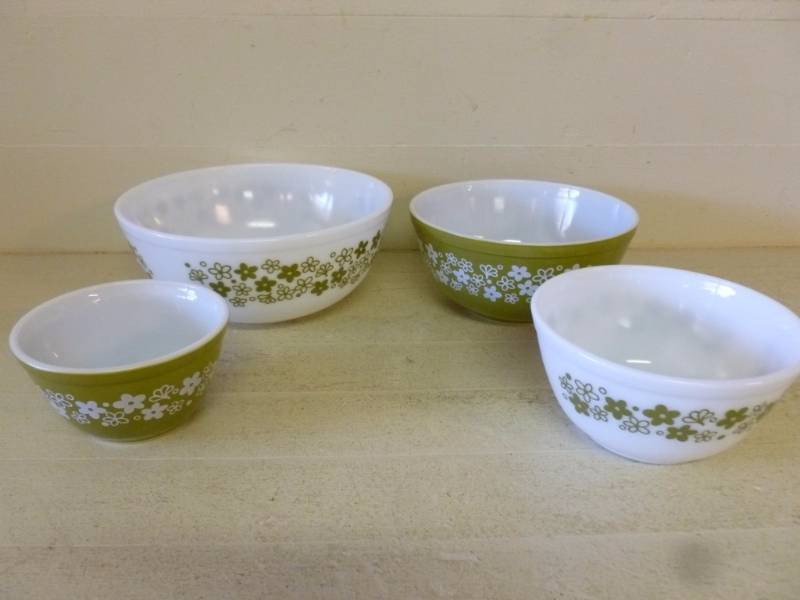 lot 39 image: Vintage Pyrex Nesting Bowls