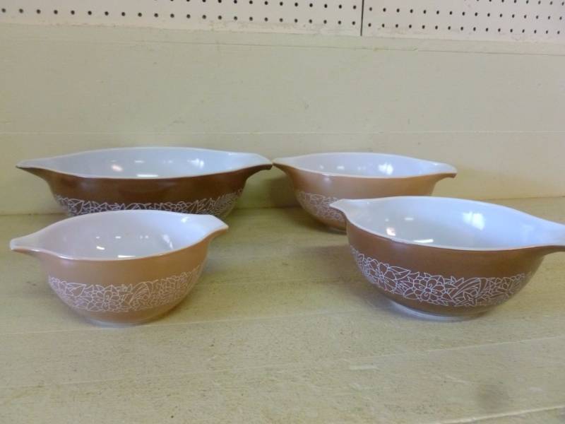 lot 40 image: Vintage Pyrex Bowl Set