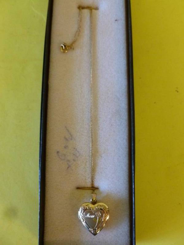 lot 87 image: Jewelry