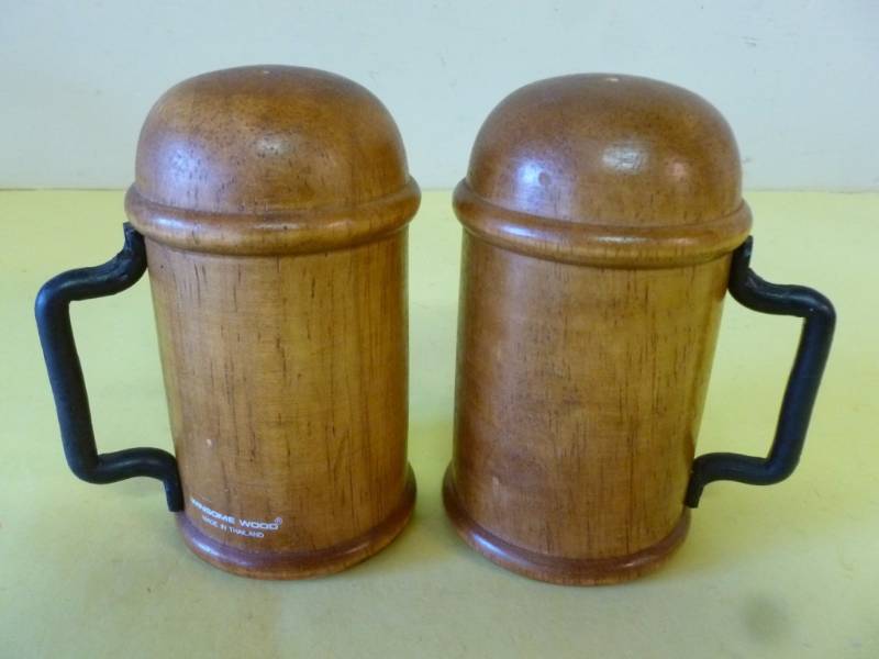 lot 122 image: Salt & Pepper Shakers