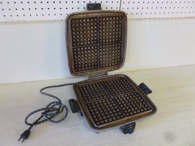 lot 143 image: Vintage Kitchen
