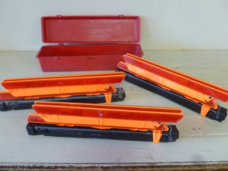lot 194 image: Emergency Reflector Kit