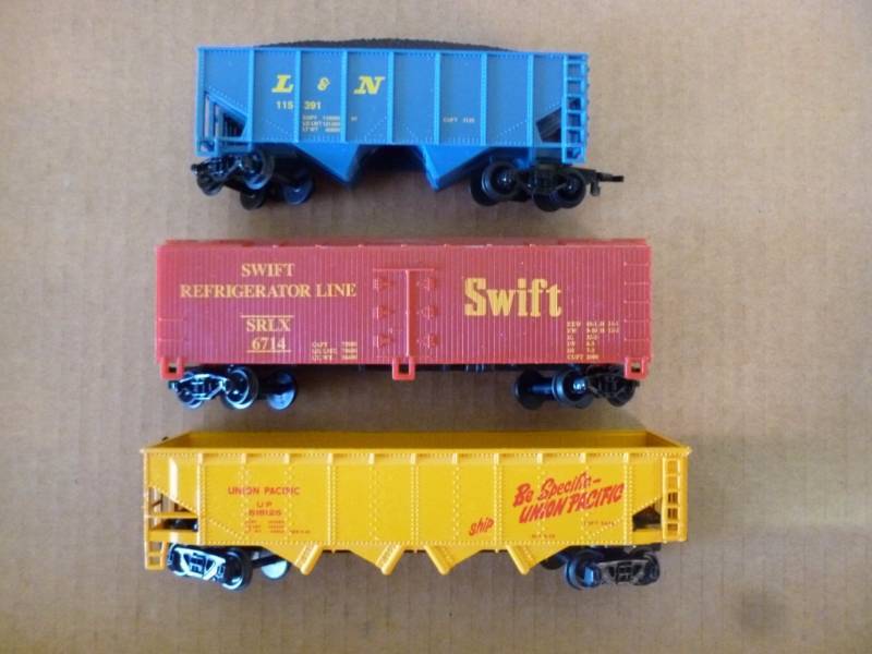 lot 221 image: HO Scale Train Cars