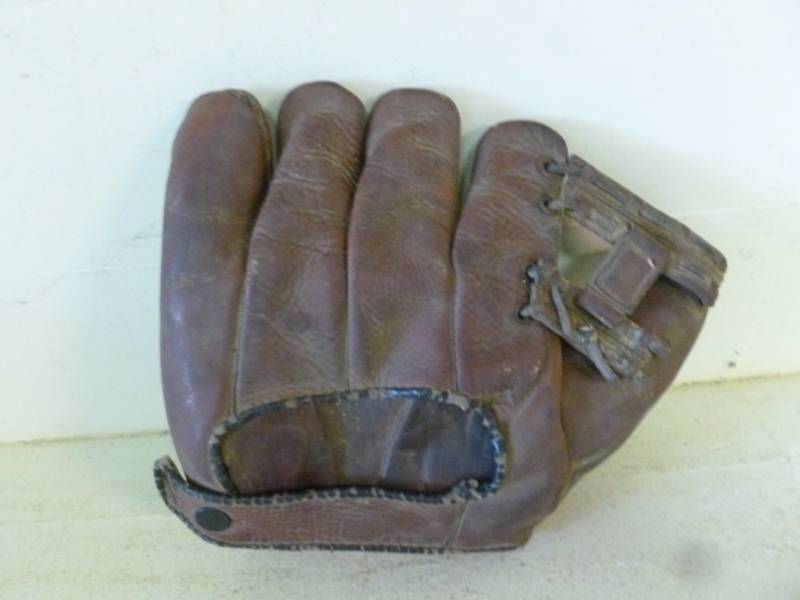 lot 293 image: Antique Baseball Glove