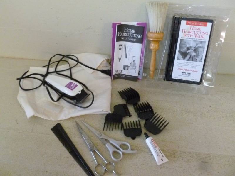 lot 324 image: Hair Clipper Kit