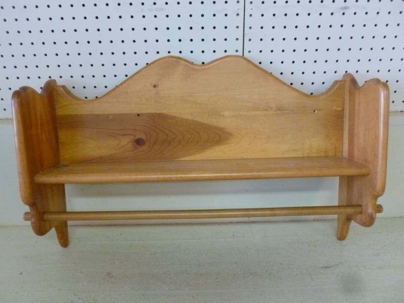 lot 338 image: Wooden Quilt Shelf