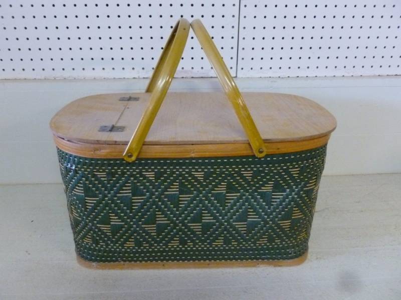 lot 340 image: Vintage Picnic Basket