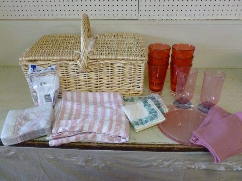 lot 341 image: Picnic Basket Set