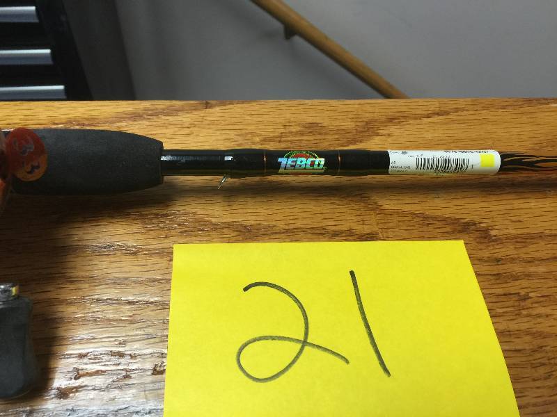 lot 21 image: Zebco 33 spincast reel & rod combo with WM33602M 6 0 2 pc medium rod