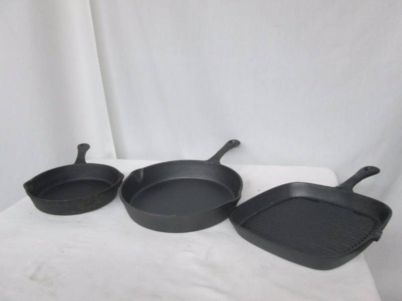 lot 45 image: Chefs Mark Pre-Seasoned Cast Iron 3-pc. Set