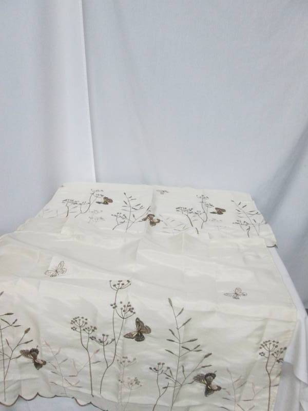 lot 69 image: Papillon 56x24 Tier Curtain
