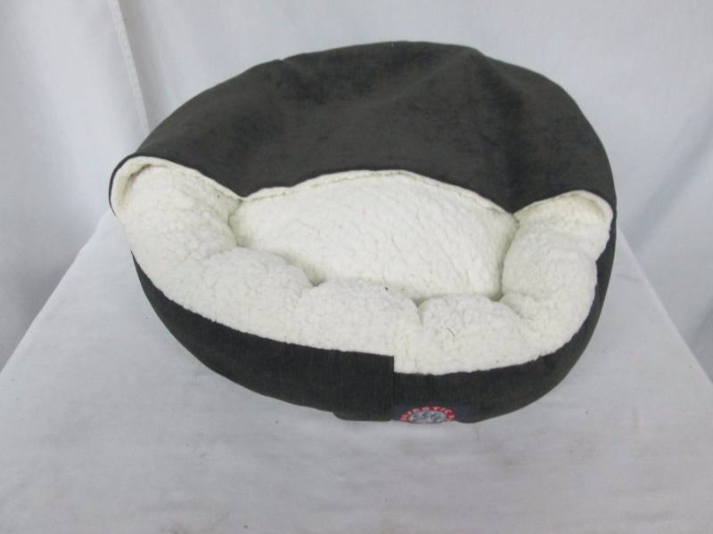 lot 54 image: Majestic Pet 18 Villa Canopy Bed