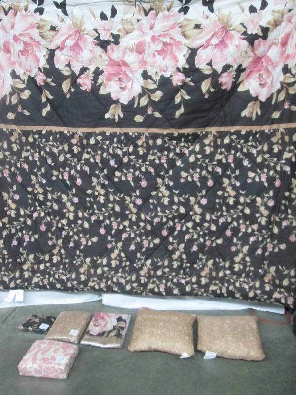 lot 71 image: Alcove Capri 20-pc. Bedroom Set - Queen