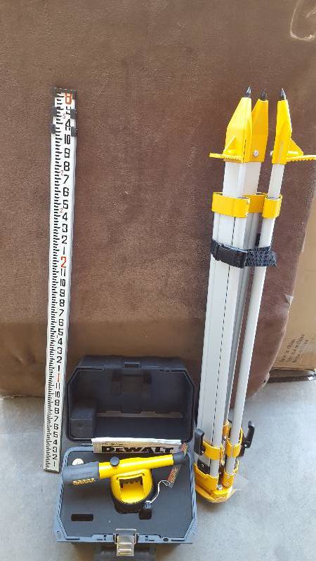 lot 31 image: Dewalt 20X Builders Level Package Model # DW090PK New
