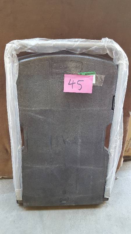 lot 45 image: Rubbermaid 500 lb. Capacity Triple Trolley Hand Truck