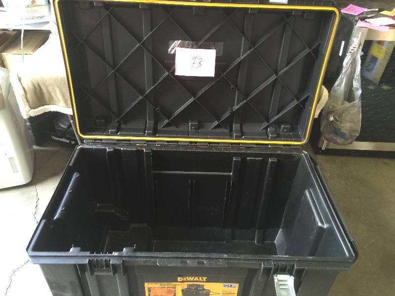 lot 73 image: Dewalt 38 in. Mobile Tough Chest