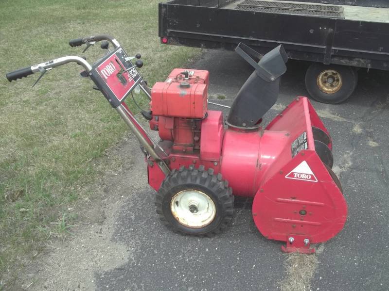 lot 1 image: Toro 8 HP 26 Two Stage Show Blower Consignor states worked when last used