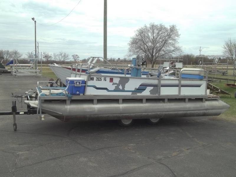 lot 4 image: 1987 Madson 18 Pontoon with Trailer and motor