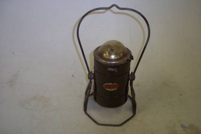 lot 8 image: Vintage lantern