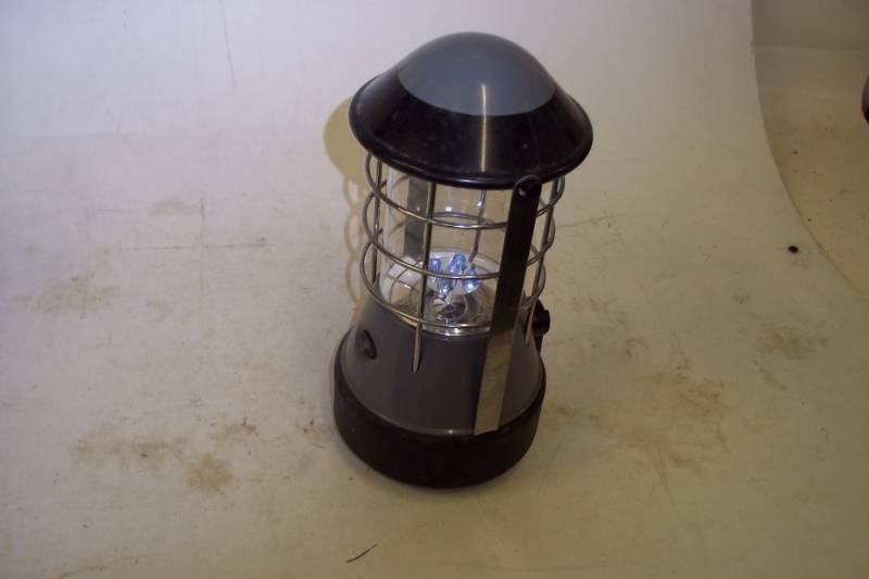 lot 9 image: LED crank lantern
