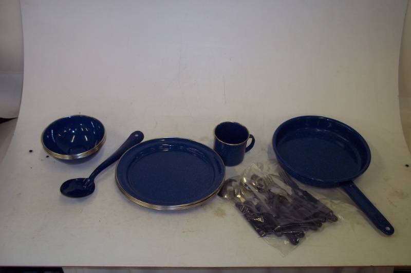 lot 13 image: Blue camping kitchen set 4 bowls,4 plates, 1 cup