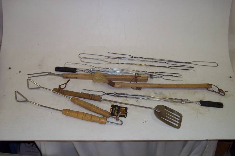 lot 15 image: Grill set and marshmallowhotdog skewers