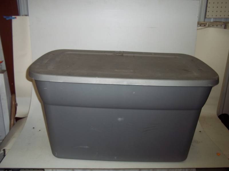 lot 17 image: Large storage tub with lid