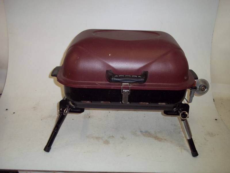lot 18 image: Portable propane grill