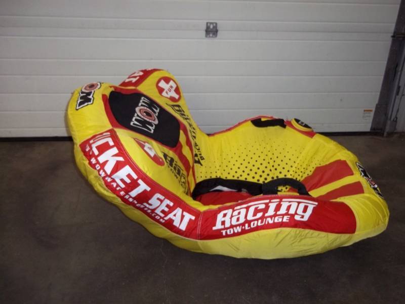 lot 21 image: Towable racing bucket water toy