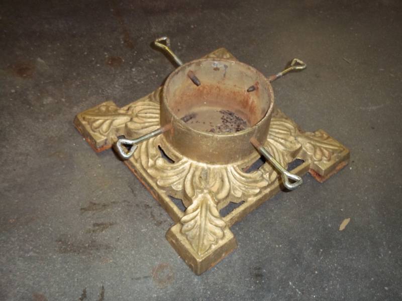 lot 26 image: Cast iron Christmas tree stand