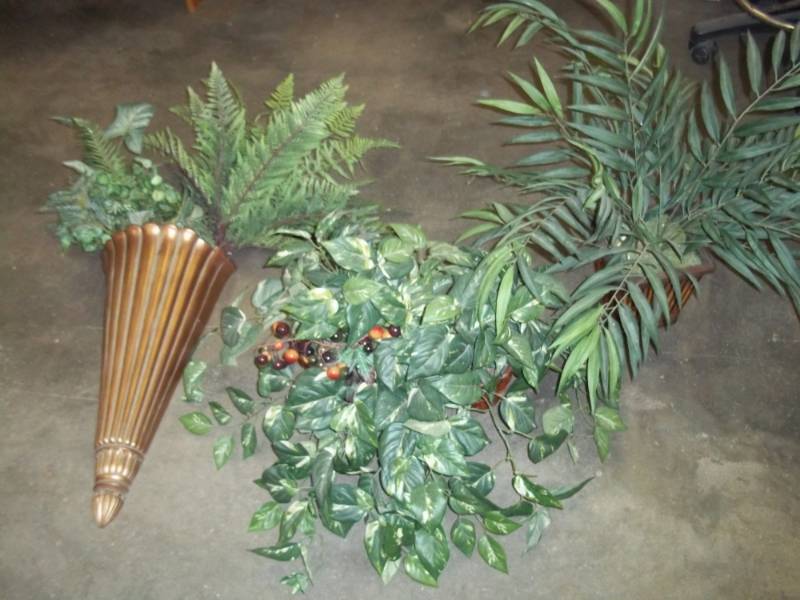 lot 30 image: Home dcor with artificial plants