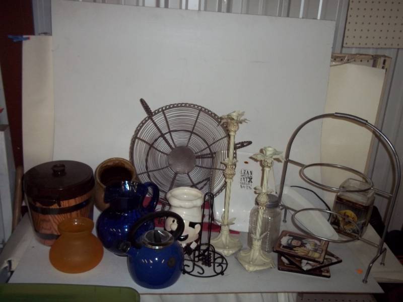 lot 33 image: Kitchen dcor with electric Grill and Ice holder