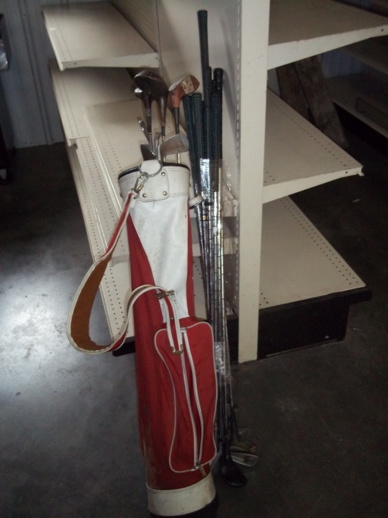lot 35 image: Golf clubs and Bag
