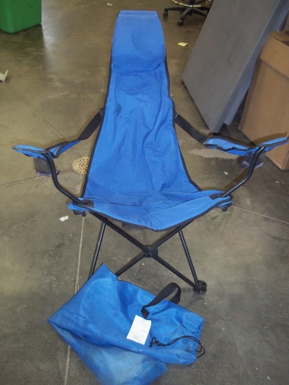 lot 40 image: Lounger  chair with case