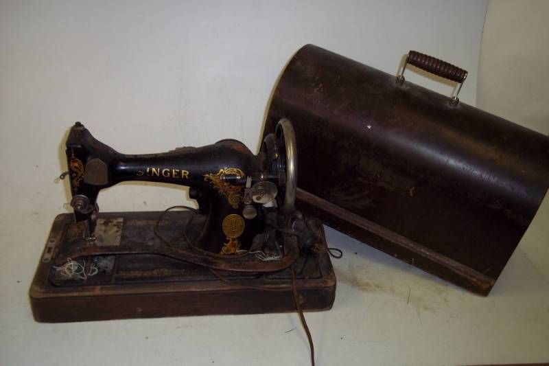 lot 41 image: Antique Singer Sewing Machine with Case