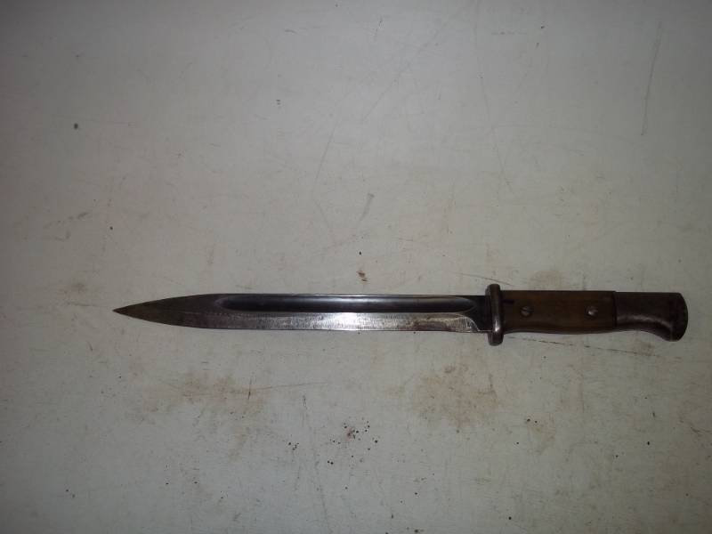 lot 48 image: 10 Bayonet Knife
